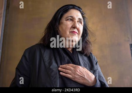 Darmstadt, Deutschland. 05.. November 2022. Die Büchner-Preisträgerin Emine Sevgi Özdamar vor dem Staatstheater Darmstadt, wo sie heute Abend den renommiertesten Literaturpreis Deutschlands erhält. Der mit 50.000 Euro dotierte Preis ist einer der wichtigsten Literaturpreise im deutschsprachigen Raum. Quelle: Helmut Fricke/dpa/Alamy Live News Stockfoto