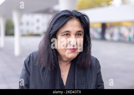 Darmstadt, Deutschland. 05.. November 2022. Die Büchner-Preisträgerin Emine Sevgi Özdamar vor dem Staatstheater Darmstadt, wo sie heute Abend den renommiertesten Literaturpreis Deutschlands erhält. Der mit 50.000 Euro dotierte Preis ist einer der wichtigsten Literaturpreise im deutschsprachigen Raum. Quelle: Helmut Fricke/dpa/Alamy Live News Stockfoto