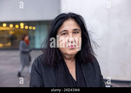 Darmstadt, Deutschland. 05.. November 2022. Die Büchner-Preisträgerin Emine Sevgi Özdamar vor dem Staatstheater Darmstadt, wo sie heute Abend den renommiertesten Literaturpreis Deutschlands erhält. Der mit 50.000 Euro dotierte Preis ist einer der wichtigsten Literaturpreise im deutschsprachigen Raum. Quelle: Helmut Fricke/dpa/Alamy Live News Stockfoto