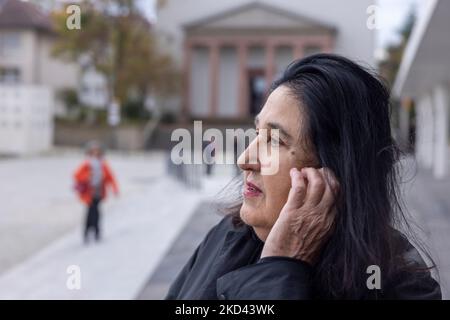 Darmstadt, Deutschland. 05.. November 2022. Die Büchner-Preisträgerin Emine Sevgi Özdamar vor dem Staatstheater Darmstadt, wo sie heute Abend den renommiertesten Literaturpreis Deutschlands erhält. Der mit 50.000 Euro dotierte Preis ist einer der wichtigsten Literaturpreise im deutschsprachigen Raum. Quelle: Helmut Fricke/dpa/Alamy Live News Stockfoto