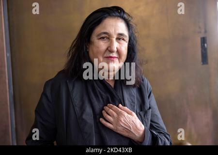 Darmstadt, Deutschland. 05.. November 2022. Büchner-Preisträgerin Emine Sevgi Özdamar vor dem Staatstheater Darmstadt, wo sie heute Abend den renommiertesten Literaturpreis Deutschlands erhält. Der mit 50.000 Euro dotierte Preis ist einer der wichtigsten Literaturpreise im deutschsprachigen Raum. Quelle: Helmut Fricke/dpa/Alamy Live News Stockfoto