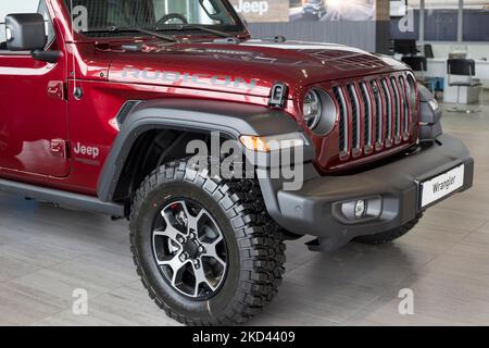 Russland, Izhevsk - 4. März 2022: Jeep Showroom. Neuer Wrangler Unlimited Rubicon im Händlershowroom. Geländefahrzeuge. Alliance Stellantis. Stockfoto