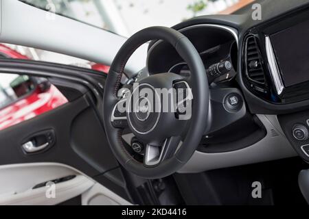 Russland, Izhevsk - 4. März 2022: Jeep Showroom. Innenraum des neuen modernen Offroad-Compass-Fahrzeugs im Händlershowroom. Alliance Stellantis. Moderne Verkehrsmittel. Stockfoto