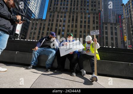 Frank Fleming führte am 2. März 2022 einen Protest gegen den major League baseballkommissar Rob Manfred in der MLB-Konzernzentrale in Manhattan, New York, USA, an. Die stellvertretende Pressesprecherin des Weißen Hauses, Karine Jean-Pierre, forderte die MLB und die Major League Baseballspieler Association auf, am Mittwoch „sobald sie können“ einen neuen Arbeitsvertrag zu schließen, nachdem eine Sackgasse in den Tarifverhandlungen die Absage der Spiele für die erste Woche der Saison 2022 zwang. (Foto von John Nacion/NurPhoto) Stockfoto