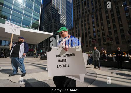 Frank Fleming führte am 2. März 2022 einen Protest gegen den major League baseballkommissar Rob Manfred in der MLB-Konzernzentrale in Manhattan, New York, USA, an. Die stellvertretende Pressesprecherin des Weißen Hauses, Karine Jean-Pierre, forderte die MLB und die Major League Baseballspieler Association auf, am Mittwoch „sobald sie können“ einen neuen Arbeitsvertrag zu schließen, nachdem eine Sackgasse in den Tarifverhandlungen die Absage der Spiele für die erste Woche der Saison 2022 zwang. (Foto von John Nacion/NurPhoto) Stockfoto