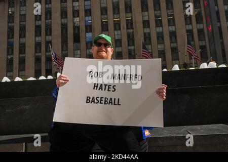 Frank Fleming führte am 2. März 2022 einen Protest gegen den major League baseballkommissar Rob Manfred in der MLB-Konzernzentrale in Manhattan, New York, USA, an. Die stellvertretende Pressesprecherin des Weißen Hauses, Karine Jean-Pierre, forderte die MLB und die Major League Baseballspieler Association auf, am Mittwoch „sobald sie können“ einen neuen Arbeitsvertrag zu schließen, nachdem eine Sackgasse in den Tarifverhandlungen die Absage der Spiele für die erste Woche der Saison 2022 zwang. (Foto von John Nacion/NurPhoto) Stockfoto