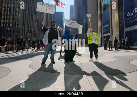 Frank Fleming führte am 2. März 2022 einen Protest gegen den major League baseballkommissar Rob Manfred in der MLB-Konzernzentrale in Manhattan, New York, USA, an. Die stellvertretende Pressesprecherin des Weißen Hauses, Karine Jean-Pierre, forderte die MLB und die Major League Baseballspieler Association auf, am Mittwoch „sobald sie können“ einen neuen Arbeitsvertrag zu schließen, nachdem eine Sackgasse in den Tarifverhandlungen die Absage der Spiele für die erste Woche der Saison 2022 zwang. (Foto von John Nacion/NurPhoto) Stockfoto