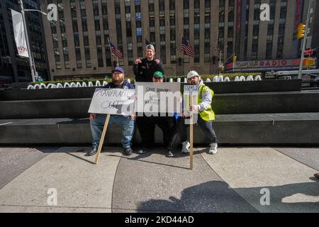 Frank Fleming führte am 2. März 2022 einen Protest gegen den major League baseballkommissar Rob Manfred in der MLB-Konzernzentrale in Manhattan, New York, USA, an. Die stellvertretende Pressesprecherin des Weißen Hauses, Karine Jean-Pierre, forderte die MLB und die Major League Baseballspieler Association auf, am Mittwoch „sobald sie können“ einen neuen Arbeitsvertrag zu schließen, nachdem eine Sackgasse in den Tarifverhandlungen die Absage der Spiele für die erste Woche der Saison 2022 zwang. (Foto von John Nacion/NurPhoto) Stockfoto