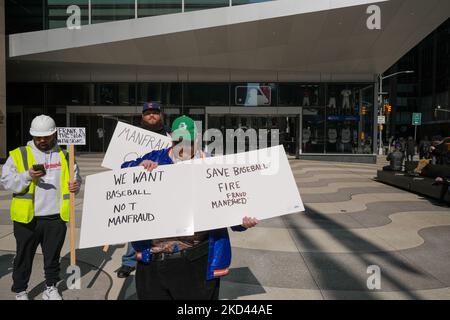 Frank Fleming führte am 2. März 2022 einen Protest gegen den major League baseballkommissar Rob Manfred in der MLB-Konzernzentrale in Manhattan, New York, USA, an. Die stellvertretende Pressesprecherin des Weißen Hauses, Karine Jean-Pierre, forderte die MLB und die Major League Baseballspieler Association auf, am Mittwoch „sobald sie können“ einen neuen Arbeitsvertrag zu schließen, nachdem eine Sackgasse in den Tarifverhandlungen die Absage der Spiele für die erste Woche der Saison 2022 zwang. (Foto von John Nacion/NurPhoto) Stockfoto