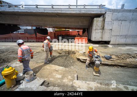 Medellin, Antioquia, Kolumbien - Juni 2 2022: Bauarbeiter dig und schaufeln, um die Straße zu reparieren Stockfoto