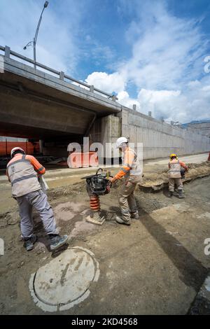 Medellin, Antioquia, Kolumbien - Juni 2 2022: Bauarbeiter dig und schaufeln, um die Straße zu reparieren Stockfoto