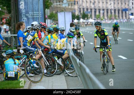 Gruppe von Radfahrern, die vor dem Rennen auf der Straße stehen. Radrennen unter Amateuren, die dem Tag der Stadt gewidmet sind. 25.Mai 2019. Kiew, Ukraine Stockfoto