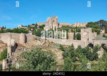 Historische Stadt der Altstadt von Toledo in Spanien an schönen sonnigen Tag Stockfoto