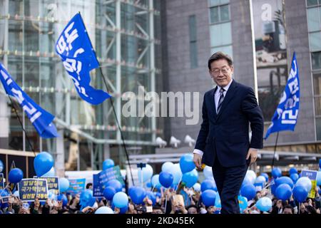 Lee Jae-myung, der Präsidentschaftswahlkandidat der regierenden Demokratischen Partei, begrüßt seine Anhänger bei der Ankunft für einen Wahlkampf am 03. März 2022 in Seoul, Südkorea. (Foto von Chris Jung/NurPhoto) Stockfoto