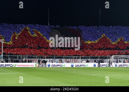 Dantes Inferno über die Choreographie der ACF Fiorentina-Fans während des Coppa Italia Halbfinale 1. Leg Match zwischen ACF Fiorentina und FC Juventus im Stadio Artemio Franchi, Florenz, Italien am 2. März 2022. (Foto von Giuseppe Maffia/NurPhoto) Stockfoto
