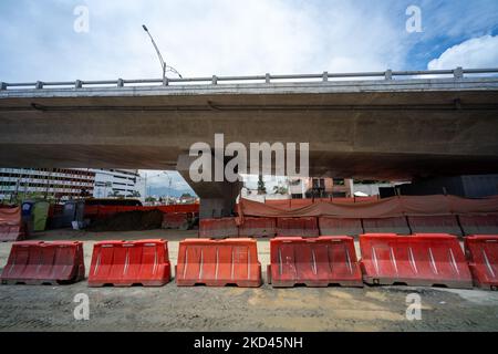 Medellin, Antioquia, Kolumbien - Juni 2 2022: Orangefarbene Barrieren um die Baustelle durch eine Betonbrücke Stockfoto