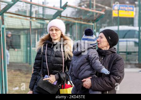 Eine ukrainische Familie kommt an die polnische Grenze, als am 3. März 2022 Tausende von Flüchtlingen aus der Ukraine in Medyka Polen einreisen. Während die Armee der Russischen Föderation die ukrainischen Grenzen überquerte, wird der Konflikt zwischen der Ukraine und Russland voraussichtlich bis zu 4 Millionen Ukrainer zur Flucht zwingen, und bereits über 300 000 Menschen sind in Polen eingedrungen. Die Flüchtlinge sind hauptsächlich Frauen und Kinder. (Foto von Dominika Zarzycka/NurPhoto) Stockfoto