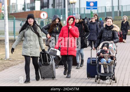 Eine ukrainische Familie kommt an die polnische Grenze, als am 3. März 2022 Tausende von Flüchtlingen aus der Ukraine in Medyka Polen einreisen. Während die Armee der Russischen Föderation die ukrainischen Grenzen überquerte, wird der Konflikt zwischen der Ukraine und Russland voraussichtlich bis zu 4 Millionen Ukrainer zur Flucht zwingen, und bereits über 300 000 Menschen sind in Polen eingedrungen. Die Flüchtlinge sind hauptsächlich Frauen und Kinder. (Foto von Dominika Zarzycka/NurPhoto) Stockfoto