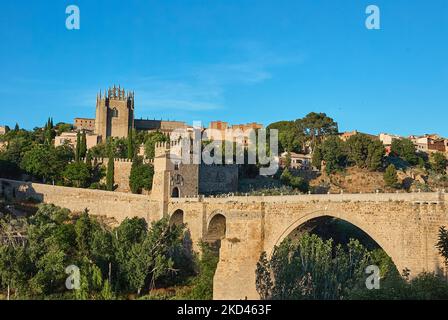 Historische Stadt der Altstadt von Toledo in Spanien an schönen sonnigen Tag Stockfoto