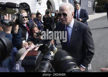 US-Präsident Joe Biden spricht mit Journalisten, bevor er heute am 02. März 2022 im South Lawn/Weißen Haus in Washington DC, USA, das Weiße Haus auf dem Weg zur gemeinsamen Basis Andrews verlässt. (Foto: Lenin Nolly/nur Photo) Stockfoto