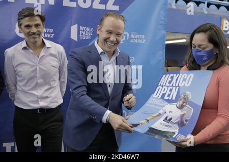 Santiago Taboada (blaue Jacke), Bürgermeister von Benito Juarez in Mexiko-Stadt, und Organisatoren der World Padel Tour Mexico Open 2022, während einer Pressekonferenz im Juan de la Barrera Gymnasium, der Einzelheiten zu diesem Wettbewerb gab, der im November dieses Jahres in der Hauptstadt stattfinden wird. Padel ist ein Paddelsport, der seinen Ursprung in Acapulco, Mexiko, hat. Es wird paarweise gespielt und besteht aus drei grundlegenden Elementen für seine Entwicklung: Dem Ball, dem Paddel und dem Spielfeld oder dem Platz. Es besteht darin, den Ball auf dem Spielfeld des Gegners zu hüpfen, mit der Möglichkeit, von den Wänden abzuprallen. (Foto von Gerardo Stockfoto