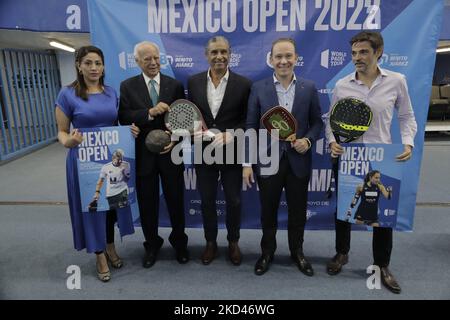 Santiago Taboada (blaue Jacke), Bürgermeister von Benito Juarez in Mexiko-Stadt, und Organisatoren der World Padel Tour Mexico Open 2022, während einer Pressekonferenz im Juan de la Barrera Gymnasium, der Einzelheiten zu diesem Wettbewerb gab, der im November dieses Jahres in der Hauptstadt stattfinden wird. Padel ist ein Paddelsport, der seinen Ursprung in Acapulco, Mexiko, hat. Es wird paarweise gespielt und besteht aus drei grundlegenden Elementen für seine Entwicklung: Dem Ball, dem Paddel und dem Spielfeld oder dem Platz. Es besteht darin, den Ball auf dem Spielfeld des Gegners zu hüpfen, mit der Möglichkeit, von den Wänden abzuprallen. (Foto von Gerardo Stockfoto