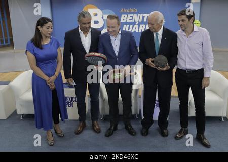Santiago Taboada (blaue Jacke), Bürgermeister von Benito Juarez in Mexiko-Stadt, und Organisatoren der World Padel Tour Mexico Open 2022, während einer Pressekonferenz im Juan de la Barrera Gymnasium, der Einzelheiten zu diesem Wettbewerb gab, der im November dieses Jahres in der Hauptstadt stattfinden wird. Padel ist ein Paddelsport, der seinen Ursprung in Acapulco, Mexiko, hat. Es wird paarweise gespielt und besteht aus drei grundlegenden Elementen für seine Entwicklung: Dem Ball, dem Paddel und dem Spielfeld oder dem Platz. Es besteht darin, den Ball auf dem Spielfeld des Gegners zu hüpfen, mit der Möglichkeit, von den Wänden abzuprallen. (Foto von Gerardo Stockfoto