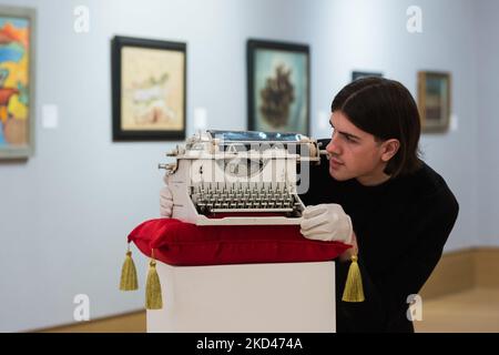 LONDON, GROSSBRITANNIEN - 04. MÄRZ 2022: Ein Mitarbeiter schaut sich „Onanistic Typewriter II“ von Conroy Maddox (1912-2005) an, Schätzung: £5.000-7.000 während eines Fotoanrufs für The Mind’s Eye: Surrealist Sale im Bonhams Auktionshaus am 04. März 2022 in London, England. (Foto von Wiktor Szymanowicz/NurPhoto) Stockfoto