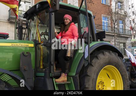 Eine Farmerin klingelt während des Protestes für die niedrigen Milchkosten und den Schutz des Wolfes, der am 04. März 2022 in den Straßen von Santander, Spanien, stattgefunden hat, eine Glocke von ihrem Traktor. (Foto von Joaquin Gomez Sastre/NurPhoto) Stockfoto