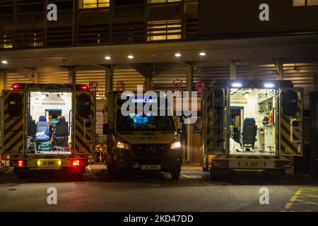 Am 04. März 2022 erwarten drei Krankenwagen ihre Crew im Queen Elisabeth Krankenhaus in Kowloon, Hongkong, China. (Foto von Marc Fernandes/NurPhoto) Stockfoto