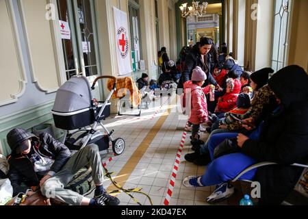 Die Ukrainer kommen am Bahnhof in Przemysl an, da bereits mehr als 500 000 Menschen infolge der russischen Invasion in die Ukraine nach Polen geflohen sind - am 4. März 2022. Da die Armee der Russischen Föderation die ukrainischen Grenzen überschritten hat, wird der Konflikt zwischen der Ukraine und Russland voraussichtlich bis zu 4 Millionen Ukrainer zur Flucht zwingen. Viele der Flüchtlinge werden in Polen Asyl beantragen. Die meisten Flüchtlinge kamen in Grenzstädte wie Przemysl an und werden in Innenstädte verlegt. (Foto von Dominika Zarzycka/NurPhoto) Stockfoto