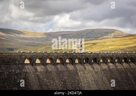 Die Staumauer am Angram Reservoir Stockfoto