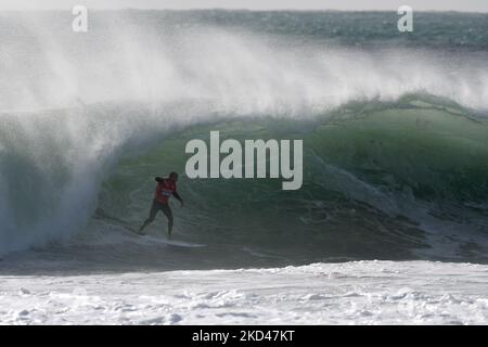 Surfer Kelly Slater aus den Vereinigten Staaten tritt am 4. März 2022 während der MEO Pro Portugal am Strand von Supertubos in Peniche, Portugal, an. (Foto von Pedro Fiúza/NurPhoto) Stockfoto