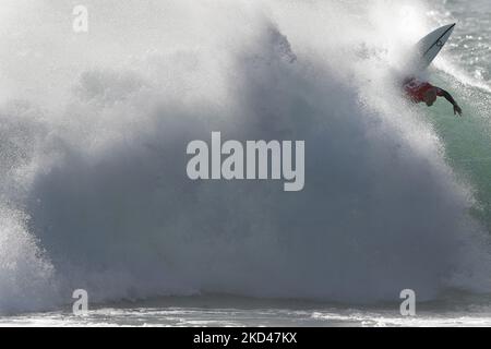 Surfer Kelly Slater aus den Vereinigten Staaten tritt am 4. März 2022 während der MEO Pro Portugal am Strand von Supertubos in Peniche, Portugal, an. (Foto von Pedro Fiúza/NurPhoto) Stockfoto