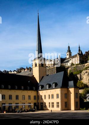 Luxemburgisches Stadtbild mit Viertel Grund und Kloster Neumünster Stockfoto