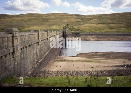 Angram Reservoir während schwerer Sommertrockenheit Stockfoto