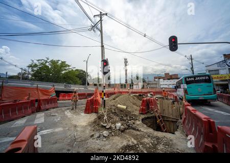 Medellin, Antioquia, Kolumbien - Juni 2 2022: Orangefarbene Kunststoffbarrieren auf einer Baustelle an Straßenbahnen Stockfoto