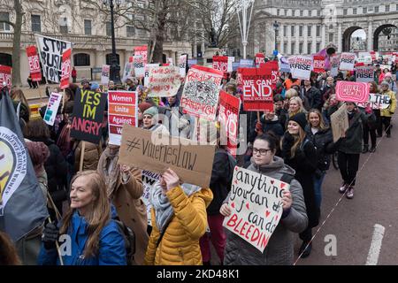 LONDON, GROSSBRITANNIEN – 05. MÄRZ 2022: Frauen halten Plakate, während sie an einer Million Women Rise teilnehmen, marschieren durch das Zentrum Londons nach New Scotland Yard, um vor dem Internationalen Frauentag am 05. März 2022 in London, England, ein Ende der männlichen Gewalt gegen Frauen und Kinder zu fordern. (Foto von Wiktor Szymanowicz/NurPhoto) Stockfoto