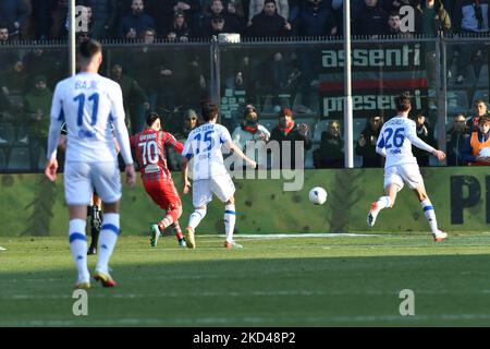gianluca gaetano (cremonese) erzielt die 1-1 während des italienischen Fußballspiel Serie B US Cremonese gegen Brescia Calcio am 05. März 2022 im Stadio Giovanni Zini in Cremona, Italien (Foto: Alessio Tarpini/LiveMedia/NurPhoto) Stockfoto