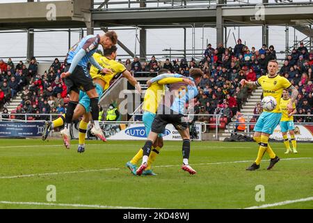 kapitän Fraser Horsfall steht an der Spitze und punktet für Northampton Town, um die Führung zu übernehmen und es 1 - 0 gegen Tranmere Rovers zu schaffen, während des Sky Bet League 2-Spiels zwischen Northampton Town und Tranmere Rovers im PTS Academy Stadium, Northampton am Samstag, den 5.. März 2022. (Foto von John Cripps/MI News/NurPhoto) Stockfoto