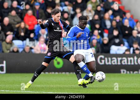 Christopher Missilou von Oldham Athletic spielt mit Jamie Devitt von Carlisle United während des Spiels der Sky Bet League 2 zwischen Oldham Athletic und Carlisle United im Boundary Park, Oldham, am Samstag, den 5.. März 2022. (Foto von Eddie Garvey/MI News/NurPhoto) Stockfoto