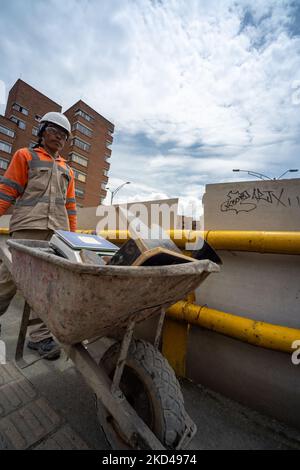 Medellin, Antioquia, Kolumbien - Juni 2 2022: Bauarbeiter dig und schaufeln, um die Straße zu reparieren Stockfoto