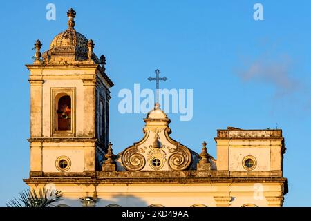 Details des historischen Glockenturms und der Fassade der alten Barockkirche im Pelourinhoviertel in Salvador Stadt in Bahia am Abend Stockfoto