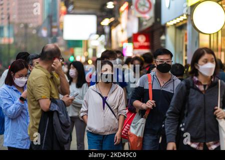 Hongkong, China, 5. März 2022, Menschen mit Gesichtsmasken gehen auf der Nathan-Straße. (Foto von Marc Fernandes/NurPhoto) Stockfoto