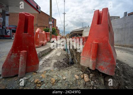 Medellin, Antioquia, Kolumbien - Juni 2 2022: Orangefarbene Kunststoffbarrieren auf einer Baustelle an Straßenbahnen Stockfoto