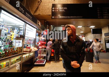 Ukrainische Flüchtlinge warten am Westbusbahnhof Warschau (Dworzec Autobusowy Warszawa Zachodnia) auf die Überführung von Flüchtlingen aus der Ukraine in andere Länder nach der russischen Invasion der Ukraine am 4. März 2022 in Warschau, Polen. Litauen, die Slowakei und andere Länder bieten ihren Flüchtlingen aus der Ukraine ihre Hilfe an, während einige Länder wie die USA oder das Vereinigte Königreich Sanktionen gegen Russland verhängt haben. (Foto von Ceng Shou Yi/NurPhoto) Stockfoto