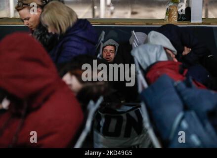 Ukrainische Flüchtlinge schlafen am Westbusbahnhof Warschau (Dworzec Autobusowy Warszawa Zachodnia), während Flüchtlinge aus der Ukraine nach der russischen Invasion in der Ukraine am 5. März 2022 in Warschau, Polen, auf die Überführung in andere Länder warten. Litauen, die Slowakei und andere Länder bieten ihren Flüchtlingen aus der Ukraine ihre Hilfe an, während einige Länder wie die USA oder das Vereinigte Königreich Sanktionen gegen Russland verhängt haben. (Foto von Ceng Shou Yi/NurPhoto) Stockfoto