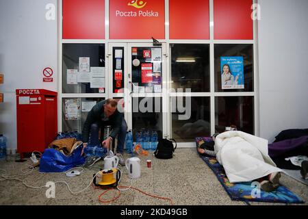 Ukrainische Flüchtlinge schlafen am Westbusbahnhof Warschau (Dworzec Autobusowy Warszawa Zachodnia), während Flüchtlinge aus der Ukraine nach der russischen Invasion in der Ukraine am 5. März 2022 in Warschau, Polen, auf die Überführung in andere Länder warten. Litauen, die Slowakei und andere Länder bieten ihren Flüchtlingen aus der Ukraine ihre Hilfe an, während einige Länder wie die USA oder das Vereinigte Königreich Sanktionen gegen Russland verhängt haben. (Foto von Ceng Shou Yi/NurPhoto) Stockfoto