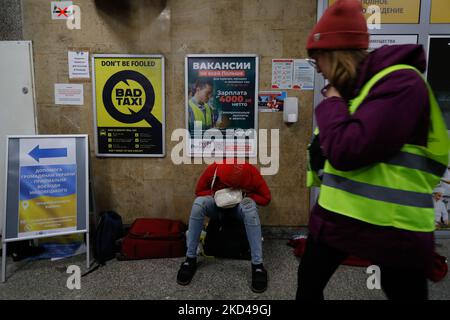 Ein ukrainischer Flüchtling wartet am Westbusbahnhof Warschau (Dworzec Autobusowy Warszawa Zachodnia) auf die Überführung von Flüchtlingen aus der Ukraine in andere Länder nach der russischen Invasion der Ukraine am 4. März 2022 in Warschau, Polen. Litauen, die Slowakei und andere Länder bieten ihren Flüchtlingen aus der Ukraine ihre Hilfe an, während einige Länder wie die USA oder das Vereinigte Königreich Sanktionen gegen Russland verhängt haben. (Foto von Ceng Shou Yi/NurPhoto) Stockfoto