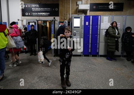 Ein ukrainischer Flüchtling wartet am Westbusbahnhof Warschau (Dworzec Autobusowy Warszawa Zachodnia) auf die Überführung von Flüchtlingen aus der Ukraine in andere Länder nach der russischen Invasion der Ukraine am 4. März 2022 in Warschau, Polen. Litauen, die Slowakei und andere Länder bieten ihren Flüchtlingen aus der Ukraine ihre Hilfe an, während einige Länder wie die USA oder das Vereinigte Königreich Sanktionen gegen Russland verhängt haben. (Foto von Ceng Shou Yi/NurPhoto) Stockfoto